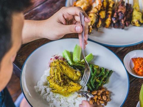 Makan Siang dengan Ayam Betutu Pedas Berempah di 5 Rumah Makan Ini