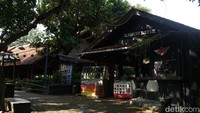 Di Kampung Main Cipulir ini pengunjung terutama anak-anak dapat bermain dan belajar berbagai program yang disediakan pengelola.