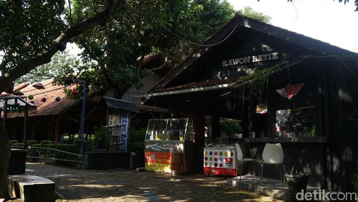 Rekomendasi Wisata Murah Meriah Warga Ibukota Kini tempat wisata murah bertema kampung wisata telah hadir di Cipulir, Jakarta. Tempat ini menawarkan konsep ruang bermain hijau bermuatan hiburan dan edukasi.