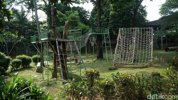 Rekomendasi Wisata Murah Meriah Warga Ibukota Kini tempat wisata murah bertema kampung wisata telah hadir di Cipulir, Jakarta. Tempat ini menawarkan konsep ruang bermain hijau bermuatan hiburan dan edukasi.