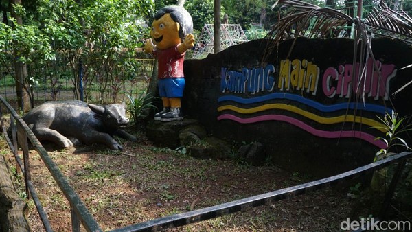 Keberadaan Kampung Cipulir ini membawa berkah bagi warga sekitar. Banyak warga yang membuka warung di depan rumahnya. Keberadaan Kampung Cipulir ini membawa berkah bagi warga sekitar. Banyak warga yang membuka warung di depan rumahnya.
