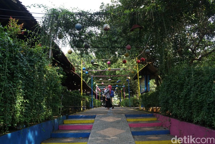 Kini tempat wisata murah bertema kampung wisata telah hadir di Cipulir, Jakarta. Tempat ini menawarkan konsep ruang bermain hijau bermuatan hiburan dan edukasi.
