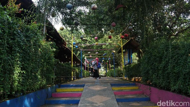 Kini tempat wisata murah bertema kampung wisata telah hadir di Cipulir, Jakarta. Tempat ini menawarkan konsep ruang bermain hijau bermuatan hiburan dan edukasi.