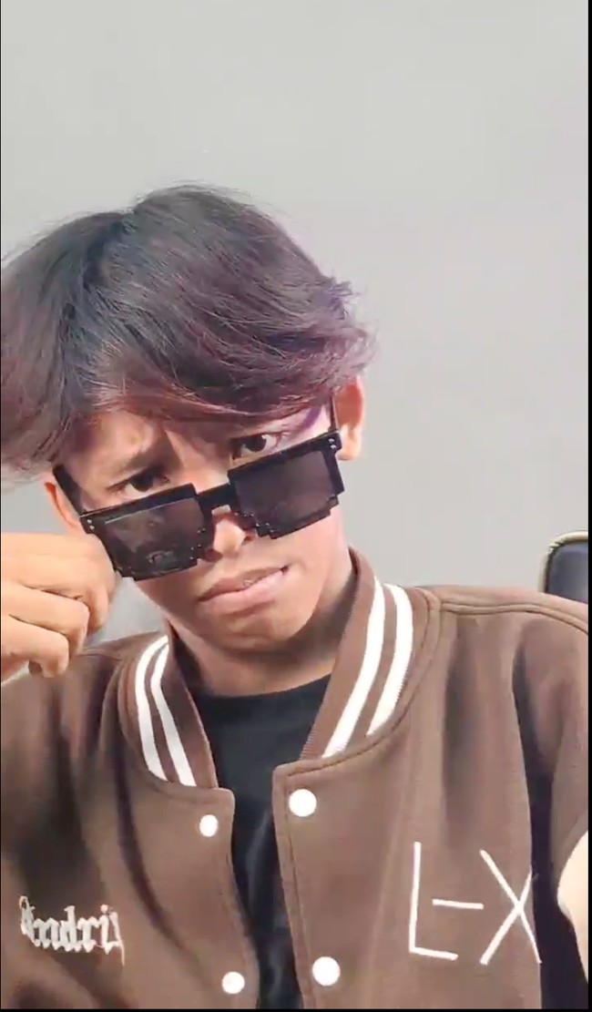 Sempat mencuri perhatian dan menjadi viral karena gayanya yang unik, Roy sampai sempat mendapat tawaran behasiswa dari Sandiaga Uno. Namun sayang kabarnya Roy menolak tawaran tersebut karena mengaku ingin fokus ngonten. Foto: Instagram/@roy_tampan19