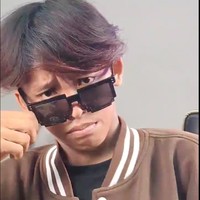 Sempat mencuri perhatian dan menjadi viral karena gayanya yang unik, Roy sampai sempat mendapat tawaran behasiswa dari Sandiaga Uno. Namun sayang kabarnya Roy menolak tawaran tersebut karena mengaku ingin fokus ngonten. Foto: Instagram/@roy_tampan19