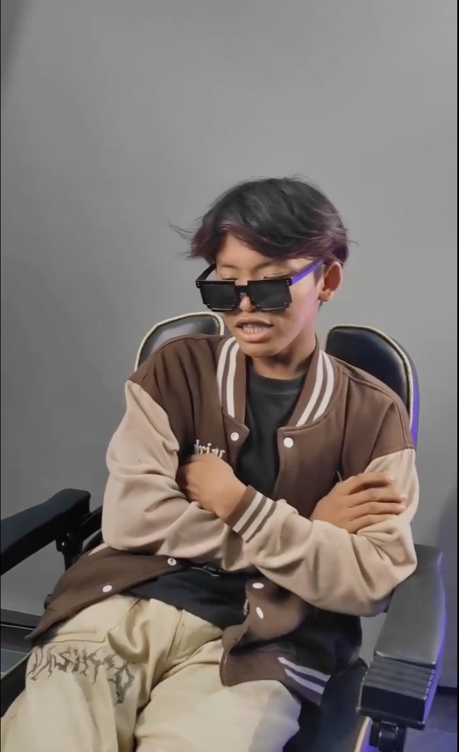 Pemilik nama lengkap Aji Alfriandi itu dikenal karena gaya street wear dan model potongan rambut poni lemparnya. Melalui media sosial TikToknya Roy tampak cukup aktif mengunggah konten. Hingga kini dirinya sudah berhasil mengumpulkan sekitar 24 ribu pengikut di TikToknya. Foto: Instagram/@roy_tampan19