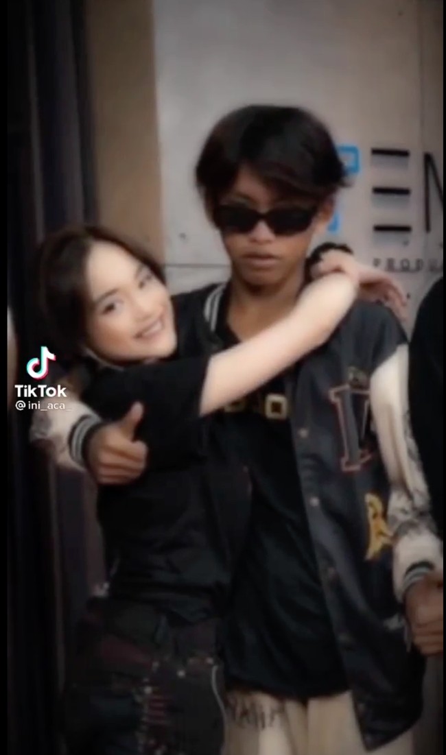 Roy juga terlihat cukup sering mengunggah foto-foto kebersamaannya bersama Jeje. Seperti dalam foto yang satu ini, keduanya tampak mesra dengan berpose saling merangkul. Foto: Instagram/@roy_tampan19