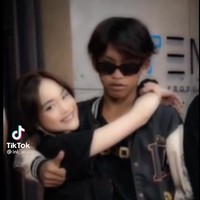 Roy juga terlihat cukup sering mengunggah foto-foto kebersamaannya bersama Jeje. Seperti dalam foto yang satu ini, keduanya tampak mesra dengan berpose saling merangkul. Foto: Instagram/@roy_tampan19