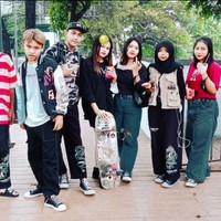 Begini potret Roy bersama teman-temannya. Roy yang berada di paling kiri dalam foto tampak mengenakan kaos yang dipadukan dengan jaket dan celana panjang. Foto: Instagram/@roy_tampan19