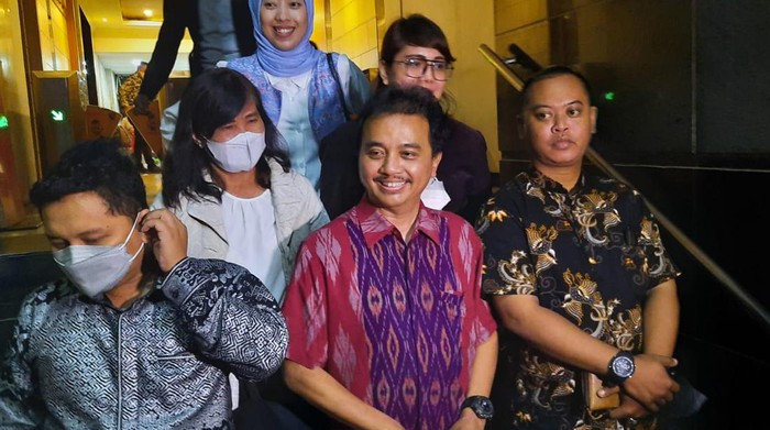 Roy Suryo berbatik warna ungu usai menjalani pemeriksaan di Polda Metro