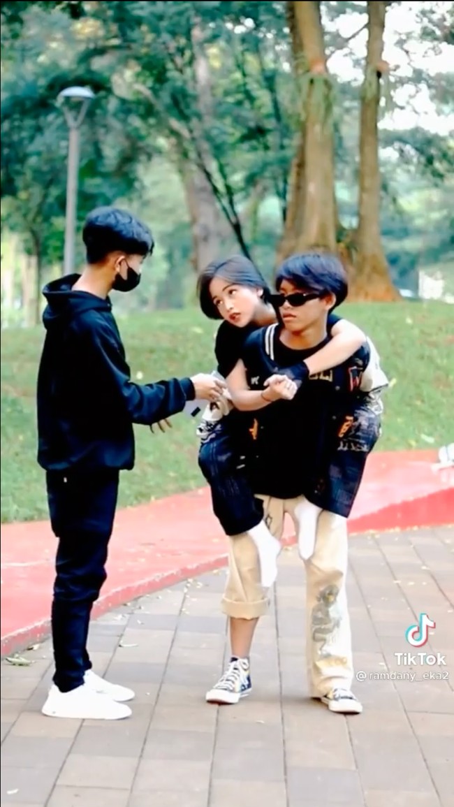 Nama Roy mulai dikenal usai konten interviewnya bersama Jeje menjadi viral di media sosial. Roy diketahui merupakan pacar dari Jeje atau yang lebih dikenal Jeje Slebew karena dirinya sering menyebutkan kata tersebut dengan nadanya yang khas. Foto: Instagram/@roy_tampan19