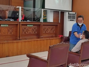 Saksi Lihat Irjen Napoleon Lumurkan Tinja ke Kace Pakai Gaya Memukul