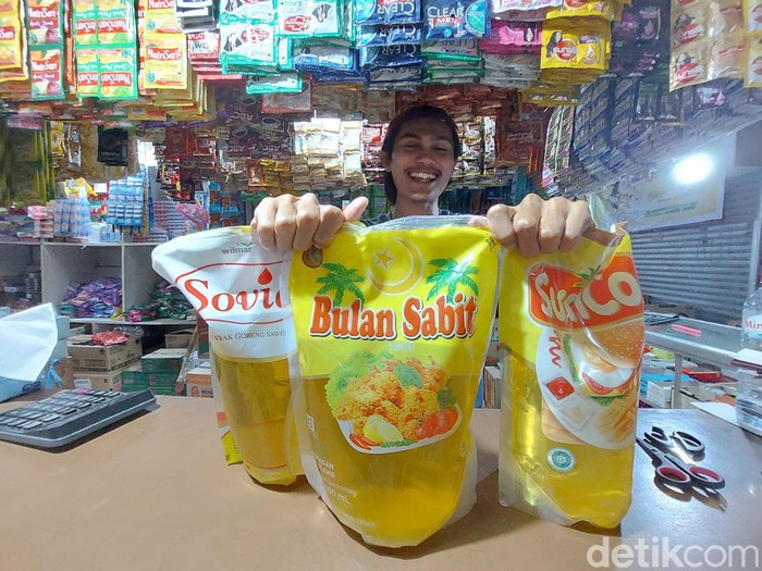 Salah seorang penjual minyak goreng di Pasar Atas Kota Cimahi.