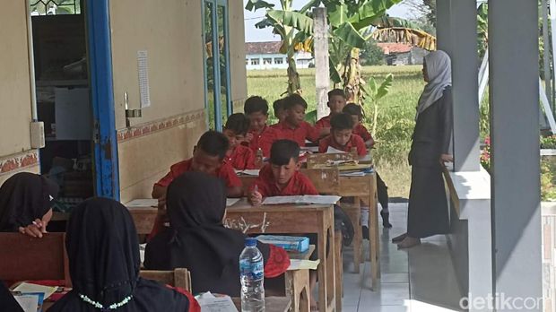 Kondisi SD Negeri 2 Penawangan yang rusak dan membuat peserta didik harus belajar di teras.