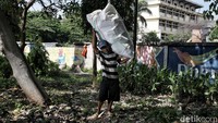 Yanto, pengumpul barang bekas. Dia bukan pedagang namun hasil pekerjaannya ia setorkan ke pedagang atau pengumpul barang bekas. Yanto memikul satu karung barang rongsokan saban hari. Bagi Yanto, memiliki pekerjaan ini tidak membuat malu. Ia menyatakan bersyukur masih diberikan kesehatan untuk menjemput rezeki.