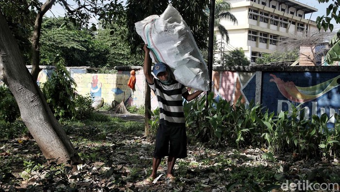 Jakarta masih menjadi tujuan bagi orang-orang dari luar kota untuk mencari nafkah. Para perantau ini tak kenal lelah mengumpulkan pundi-pundi rupiah di ibu kota