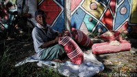 Kardiman (60) asal Subang berjualan kasur kapuk sejak 1990 di Jakarta.  Ia mengaku kasurnya terjual satu buah per bulan. Kardiman mengakui bahwa kasur kapuk ini tidak lagi diminati oleh masyarakat. Di sisi lain, dia harus membayar kontrakan, membeli makan dan kebutuhan sehari-hari lainnya. 