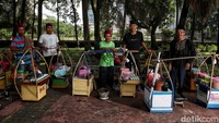 Para penjual kerak telor asal Subang berpose saat beristirahat sambil menunggu pembeli. Pedagang ini mulai ramai lagi terutama saat momen ulang tahun Jakarta. Pada masa pandemi COvid-19, penjual kerak telor tidak berjualan selama 2 tahun. Para pedagang ini sewa tempat di trotoar dengan biaya Rp 15.000 per hari.