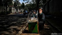 Bapak Dadang, seorang penjual Uli Bakar asal Bekasi ini telah berjualan ini selama 10 tahun. Bagi dia, berjualan di Jakarta lebih banyak yang membeli dibandingkan di kampung. Dalam sehari dia bisa menjual 70 potong Uli Bakar yang dijual Rp10.000 per 3 potong.