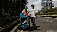 Nurhadis pria asal Jepara ini berjualan es cendol di Jakarta sejak enam tahun yang lalu. Nurhadis berjalan selama 2 jam dari Cempaka Baru menuju Jiexpo Kemayoran setiap hari.
