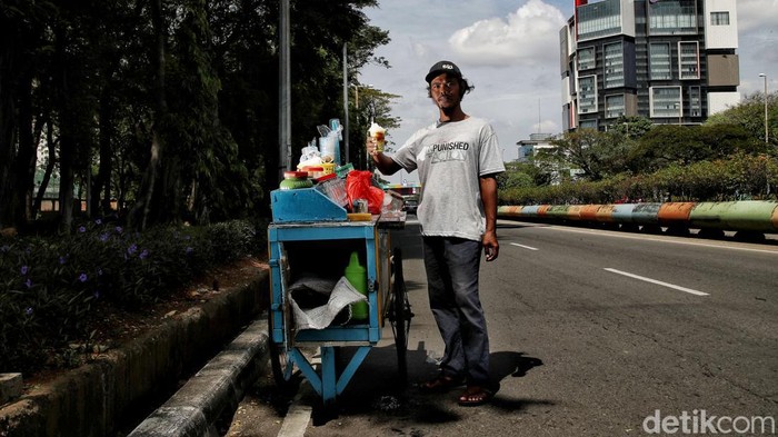 Semangat Tak Kenal Lelah Para Pencari Nafkah di Ibu Kota Jakarta masih menjadi tujuan bagi orang-orang dari luar kota untuk mencari nafkah. Para perantau ini tak kenal lelah mengumpulkan pundi-pundi rupiah di ibu kota