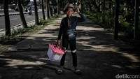 Rama (8) yang masih duduk di bangku kelas 3 SD berjualan donat keliling. Donat itu dia jual seharga Rp 2.000 per buah.