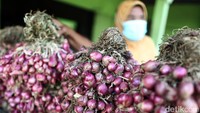 Sebagai perbandingan, per hari Rabu 13 Juli 2022, harga bawang merah berdasarkan situs Info Pangan Jakarta berada di level Rp72.127 per kg, turun Rp106 dari hari sebelumnya. Harga ini bahkan sempat menyentuh Rp80 ribu per kg.