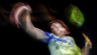 Lin Chun-Yi melakukan smash saat berhadapan dengan Anthony Sinisuka Ginting di babak 16 besar Singapore Open 2022. Sementara itu pada gim kedua Ginting mendapatkan perlawanan sengit dari Lin. Kejar-mengejar poin sampai angka 16-16, Ginting akhirnya kalah dengan skor 19-21.  