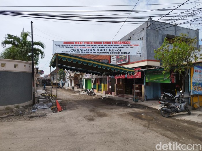 Spanduk haul yang terpasang di Jalan KH Zubair Gresik