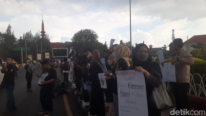 Suasana aksi tolak tambang Desa Wadas di Tugu Muda, Semarang, Kamis (14/7/2022).