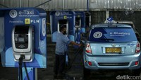 Petugas memeriksa kendaraan taksi di bengkel kantor Blue Bird, Jakarta, Rabu (13/7/2022).