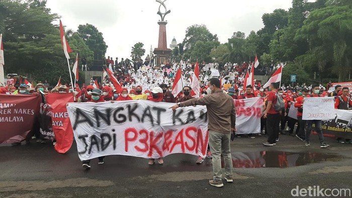 Tenaga kesehatan honorer di Tasikmalaya demo.