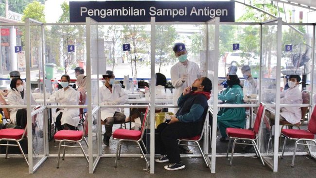 Tes antigen di Stasiun Pasar Senen, Jakarta.