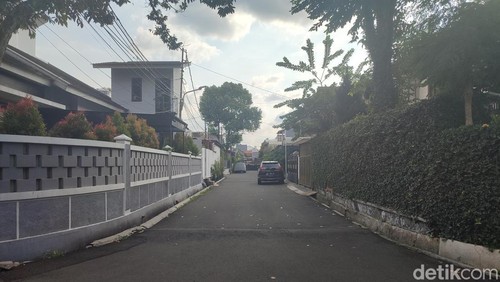 Tiga orang tidak dikenal (OTK) meminta dua wartawan menghapus dokumen liputan berupa video dan foto saat meliput di area kompleks kediaman Kadiv Propam Polri. (Rizky AM/detikcom)