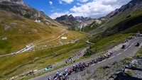 Pegunungan Alpen yang indah dan memiliki tanjakan yang sangat menantang bagi pesepeda menjadi menu utama etape 11 Tour de France (TDF) 2022, Rabu (13/7/2022). (Tim de Waele/Getty Images)