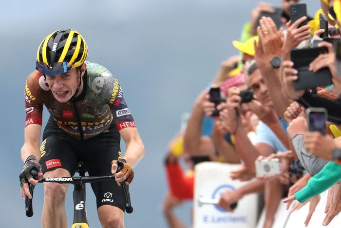 SERRE CHEVALIER, FRANCE - JULY 13: A general view of the peloton climbing the Lacets de Montvernier (775m) during the 109th Tour de France 2022, Stage 11 a 151,7km stage from Albertville to Col de Granon - Serre Chevalier 2404m / #TDF2022 / #WorldTour / on July 13, 2022 in Col de Granon-Serre Chevalier, France. (Photo by Alex Broadway/Getty Images)
