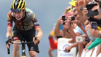 Ekspresi pebalap tim Jumbo-Visma Jonas Vingegaard sesaat sebelum garis finish etape 11 Tour de France (TDF) 2022, Rabu (13/7/2022). Kemenangan Vingegaard didukung penuh tim Jumbo Visma. Setidaknya, 4 hingga 5 pebalap mengeroyok Pogacar di 10 km terakhir. Bahkan, Wout Van Aert yang sudah di peleton tengah sempat mundur ke belakang untuk membantu teman-temannya memepet Pogacar. (Thomas Samson/AFP/Getty Images)