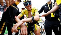 Ekspresi Tadej Pogacar usai dikalahkan Vingegaard pada etape 11 Tour de France (TDF) 2022, Rabu (13/7/2022). “Tim Jumbo Visma bermain bagus. Tapi balapan belum selesai. Saya mau balas dendam di etape berikutnya,” kata Pogacar usai balapan.  (Christian Hartman/Getty Images)