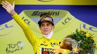 Jonas Vingegaard Rasmussen naik podium dan mengenakan maillot jaune alias jersey kuning pada etape 11 Tour de France (TDF) 2022, Rabu (13/7/2022). Ia bisa bernafas lega karena menang waktu hingga lebih dari 2 menit dengan kompetitor terdekatnya seperti Geraith Thomas, Adam Yates dan Pogacar. (Tim de Waele/Getty Images)