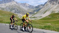 Jonas Vingegaard menempel ketat Tadej Pogacar di segmen tanjakan etape 11 Tour de France (TDF) 2022, Rabu (13/7/2022). Pebalap Denmark itu menjadi yang tercepat dan menyabet jersey kuning dengan catatan waktu 4 jam 18 menit 2 detik. (Tim de Waele/Getty Images)