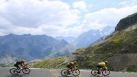 Geraint Thomas (kiri) dan Jonas Vingegaard Rasmussen (tengah) berusaha mengejar Tadej Pogacar pada etape 11 Tour de France (TDF) 2022, Rabu (13/7/2022). (Tim de Waele/Getty Images)