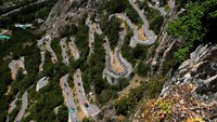 Beginilah tanjakan curam yang harus dilewati pebalap pada etape 11 Tour de France (TDF) 2022, Rabu (13/7/2022). (Alex Broadway/Getty Images)