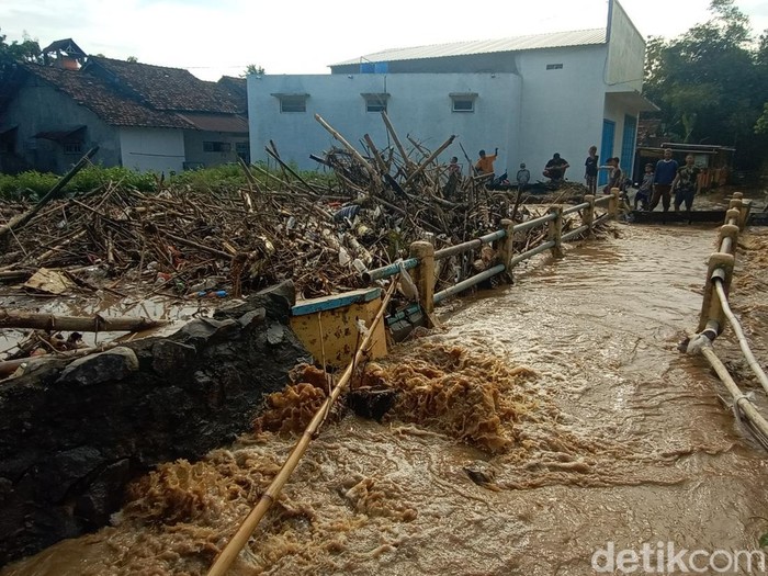 Tumpukan sampah di Sungai Dawe, penyebab banjir di Mejobo, Kudus, Kamis (14/7/2022).