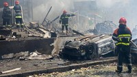 Gambar-gambar yang didistribusikan oleh para pejabat menunjukkan beberapa mobil terbakar dan terbalik di samping sebuah bangunan yang hancur, dengan asap cokelat mengepul dari lokasi kejadian.