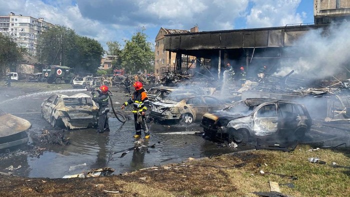 UKRAINE-CRISIS/VINNYTSIA Destroyed vehicles are seen at the site of a Russian military strike, as Russia's attack on Ukraine continues, in Vinnytsia, Ukraine July 14, 2022. Press service of the State Emergency Service of Ukraine/Handout via REUTERS ATTENTION EDITORS - THIS IMAGE HAS BEEN SUPPLIED BY A THIRD PARTY.