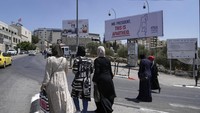 Sindiran Apartheid ini dipasang oleh kelompok Palestian yang ditujukan kepada Presiden Joe Biden. Presiden AS tersebut mengadakan lawatan ke Timur Tengah termasuk bertemu dengan PM Israel dan Presiden Palestina.