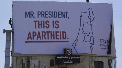 Baliho Apartheid Terpampang Saat Kunjungan Biden ke Israel