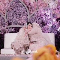 Selama pengajian berlangsung, Via Vallen ditemani oleh orang tuanya. Saat memberikan kata sambutan, ayah dan ibu dari pelantun Sayang tersebut terlihat terharu. Begitu dengan sang calon mempelai.Foto: Instagram @malikentertainment