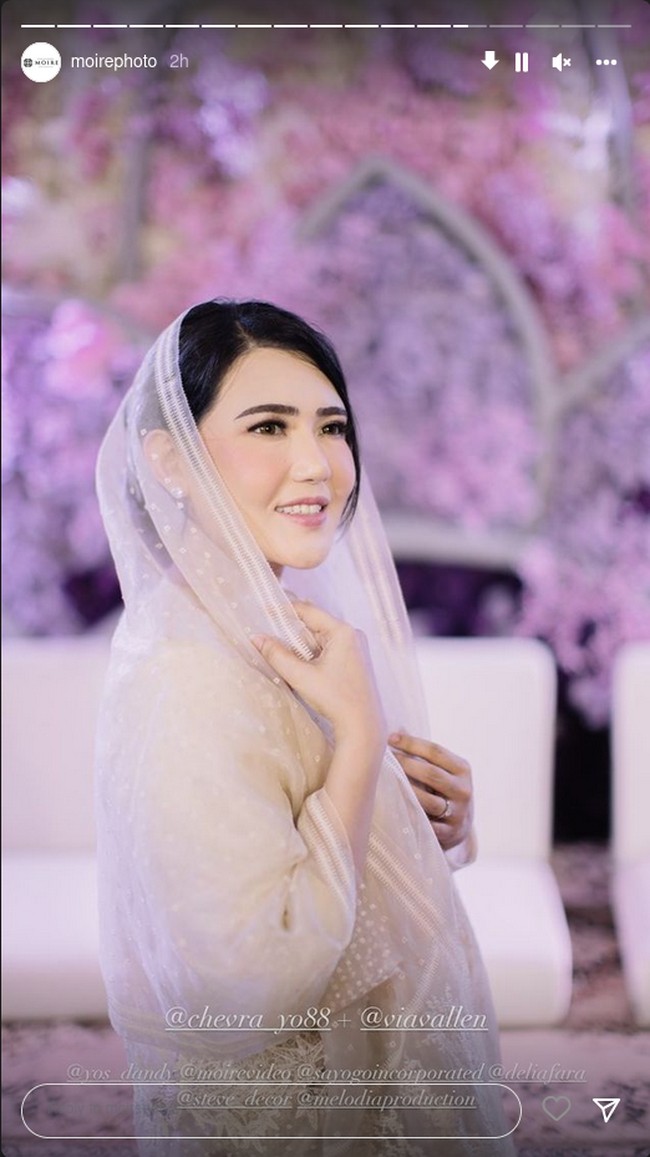 Dalam acara pengajian yang dihadiri keluarga dan sejumlah artis, Vai Vallen mengenakan busana cantik dari desainer Sapto Djojokartiko. Pemilik nama asli Maulidia Octavia itu menambahkan kerudung transparan yang membuat gayanya elegan. Foto: Instagram @moirephoto