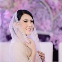 Dalam acara pengajian yang dihadiri keluarga dan sejumlah artis, Vai Vallen mengenakan busana cantik dari desainer Sapto Djojokartiko. Pemilik nama asli Maulidia Octavia itu menambahkan kerudung transparan yang membuat gayanya elegan. Foto: Instagram @moirephoto